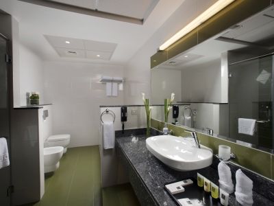 S Hotel Bahrain Sanabis Екстериор снимка