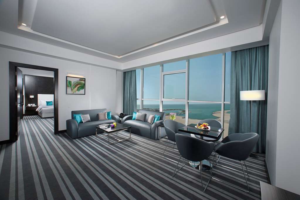 S Hotel Bahrain Sanabis Стая снимка