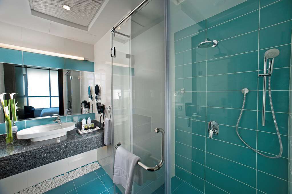 S Hotel Bahrain Sanabis Стая снимка