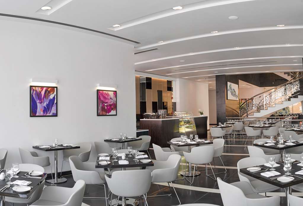 S Hotel Bahrain Sanabis Ресторант снимка